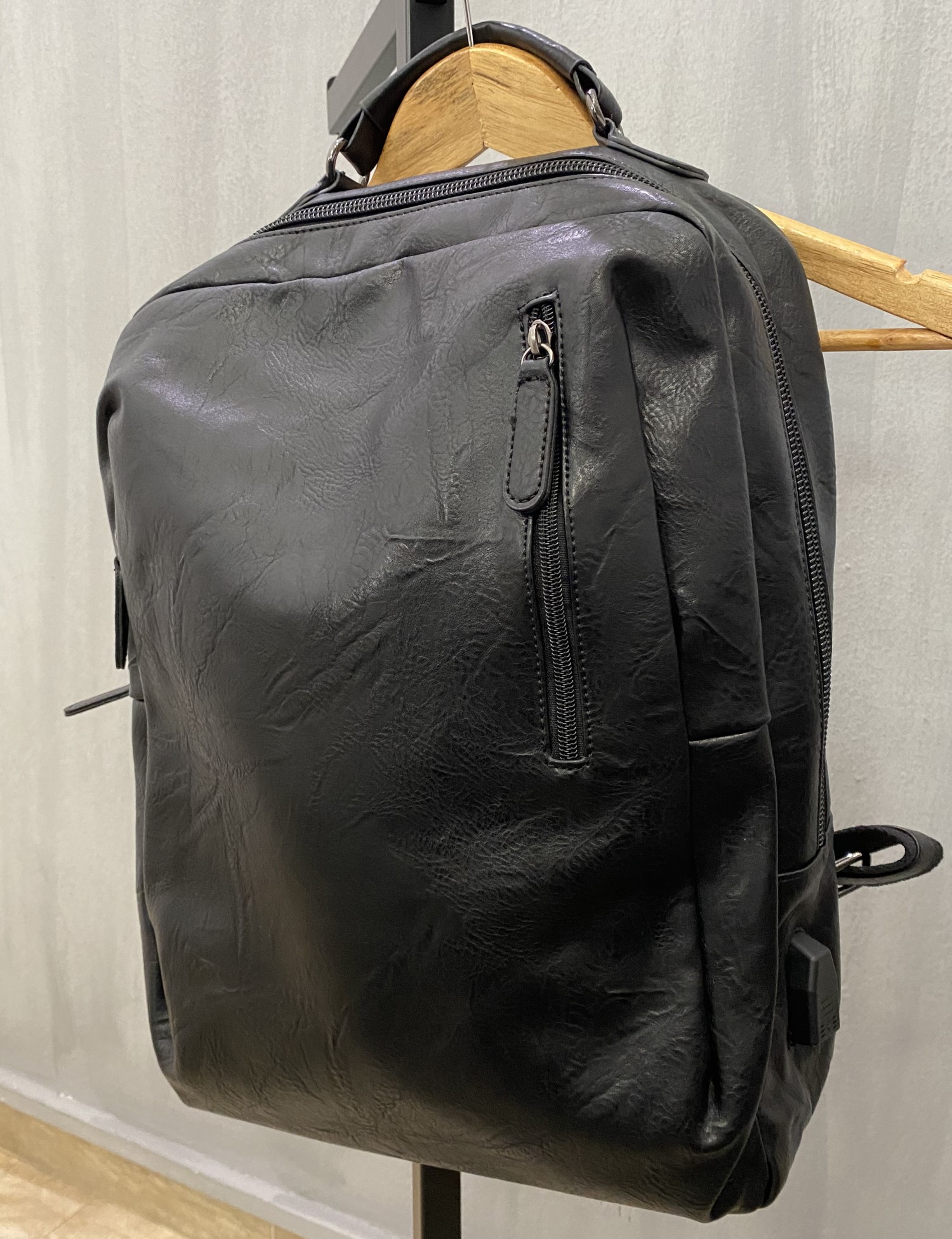 Ανδρικό μαύρο σακίδιο πλάτης με εξωτερικές τσέπες PB0930M φωτογραφία